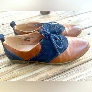 Restricted Tan Navy Oxford Leather Loafers. Size 8